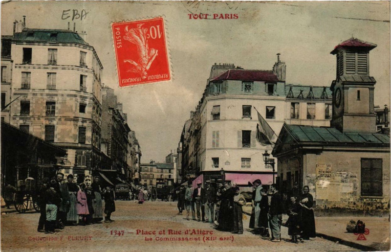 Carte postale ancienne Place et Rue d'Aligre - Le Commissariat à Paris 12e