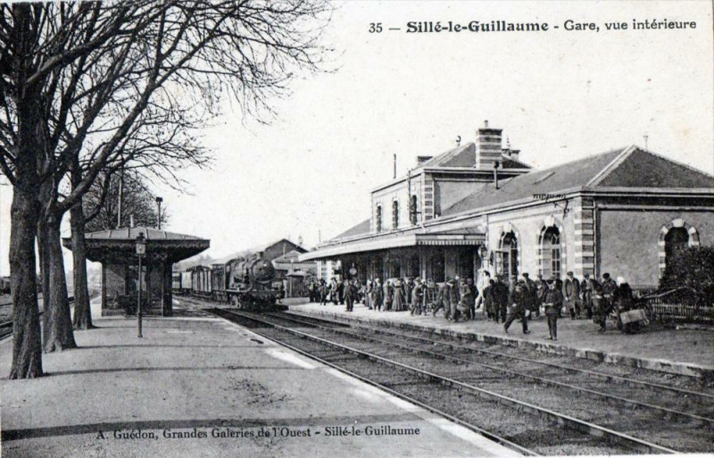 Carte postale ancienne Sille Le Guillaume Gare Vue Interieure (Train En Gare