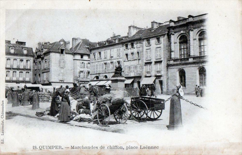 Carte postale ancienne Quimper Marchandes De Chiffons Place Laennec (dos non divisé) à Quimper