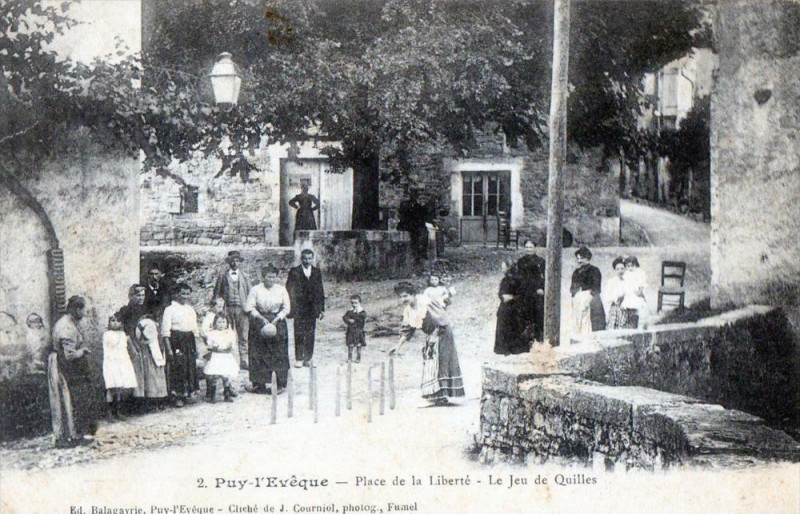 Carte postale ancienne Puy L'Eveque Place De La Liberte Le Jeu De Quilles