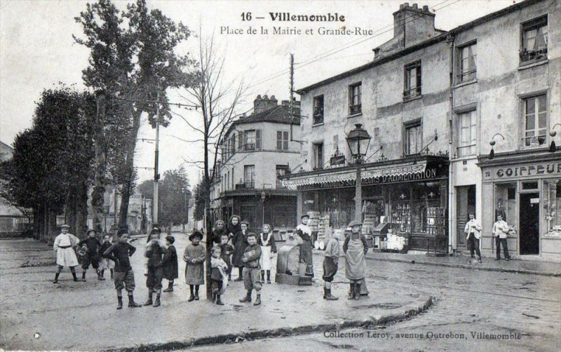 Carte postale ancienne Villemomble Place De La Mairie Et Grande Rue  (Belle Animation à Villemomble