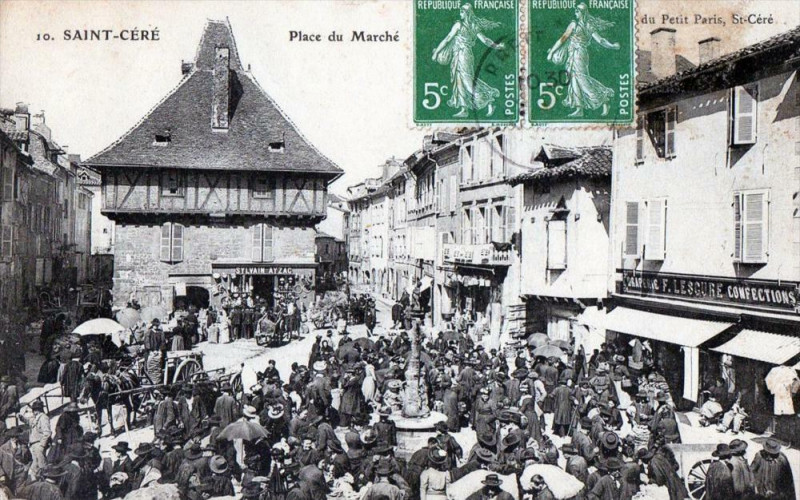 Carte postale ancienne Saint Cere Place Du Marche (Grosse Animation