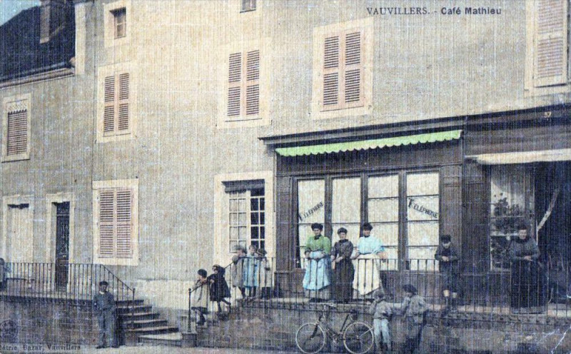 Carte postale ancienne Vauvillers Cafe Mathieu (cpa émaillée toilée)  (Belle Cpa Commerce à Vauvillers