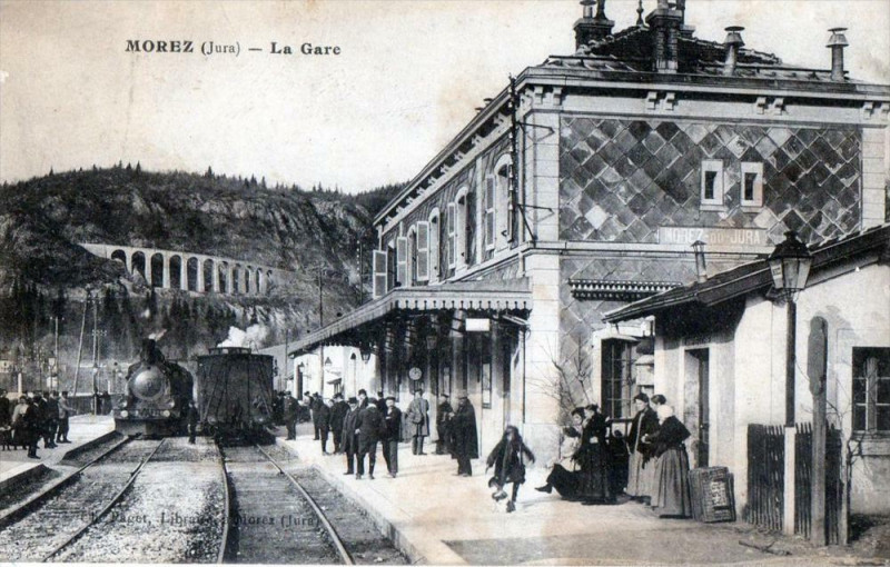 Carte postale ancienne Morez La Gare (2 Trains En Gare