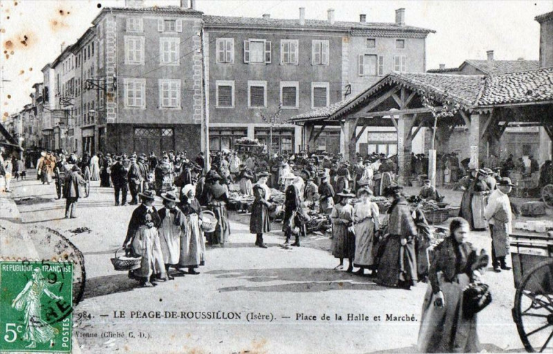 Carte postale ancienne Le Peage De Roussillon Place De La Halle Et Marche (belle animation à Roussillon
