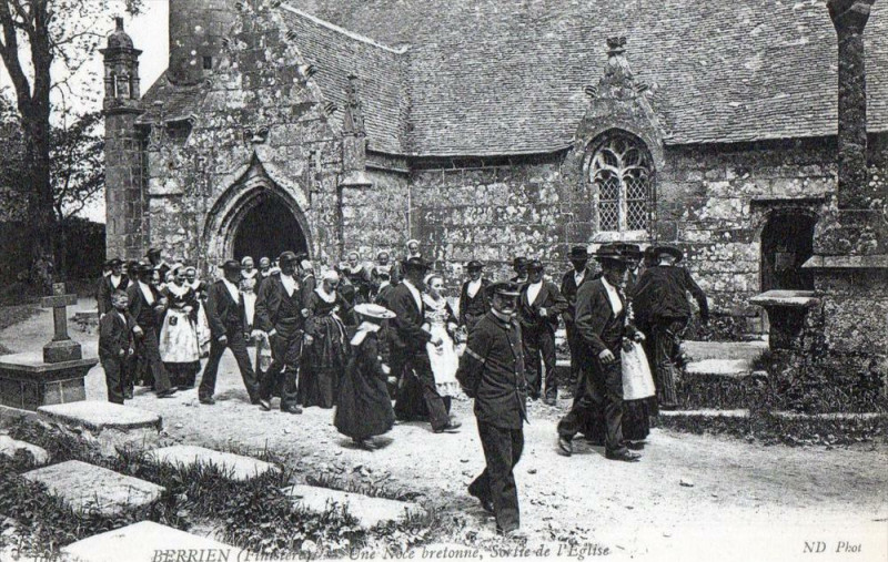 Carte postale ancienne Berrien Une Noce Bretonne Sortie De L'Eglise  (Belle Animation à Berrien