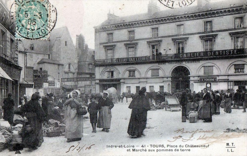 Carte postale ancienne Tours Place Du Chateauneuf Et Marche Aux Pommes De Terre (dos non divisé) à Tours