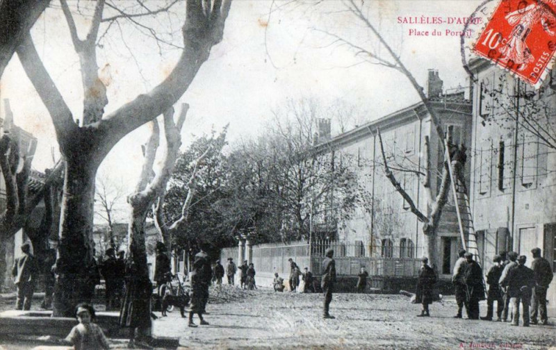 Carte postale ancienne Salleles D'Aude Place Du Portail (Belle Animation