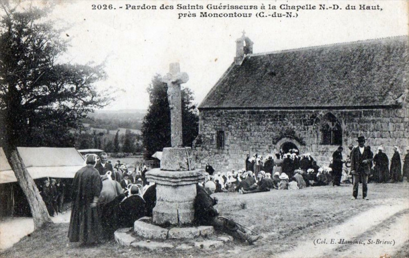Carte postale ancienne Pardon Des Saint-Guerisseurs A La Chapelle N.d.du Haut Pres Moncontour (Anim