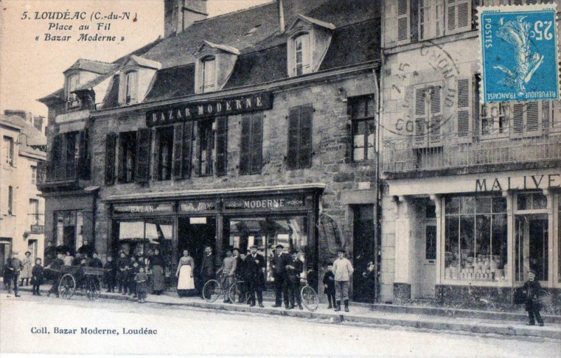 Carte postale ancienne Place au Fil - Bazar Moderne à Loudéac