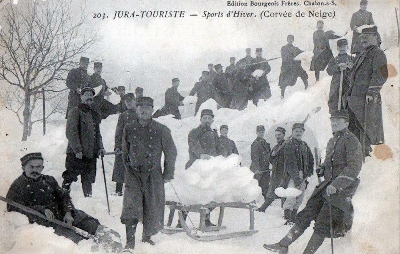 Carte postale ancienne Jura Touriste Sports D'Hiver Corvee De Neige (Gros Plan à Our