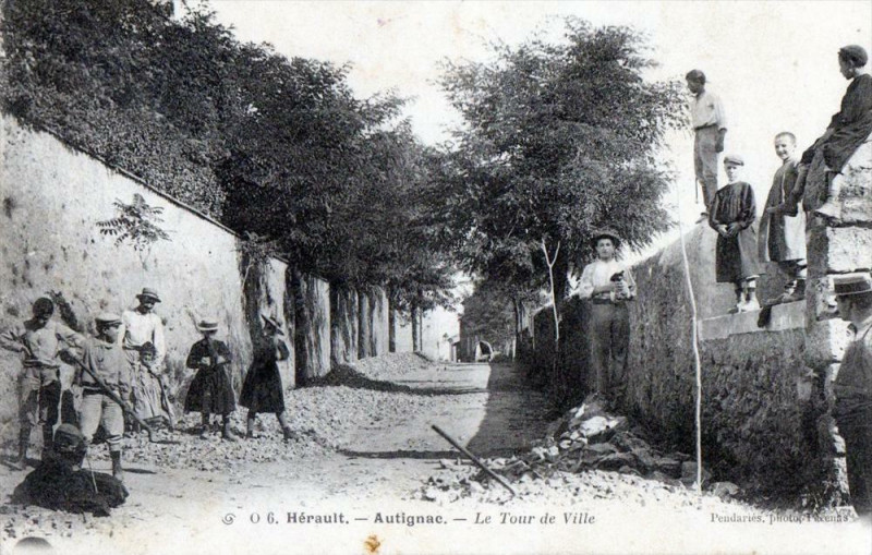 Carte postale ancienne Autignac Le Tour De Ville (Belle Animation De Rue à Autignac