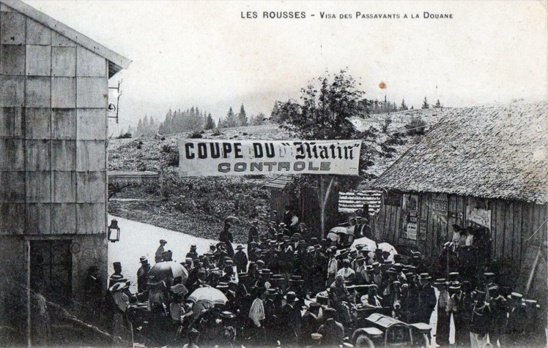 Carte postale ancienne Les Rousses Visa Des Passants A La Douane (Grosse Animation aux Rousses