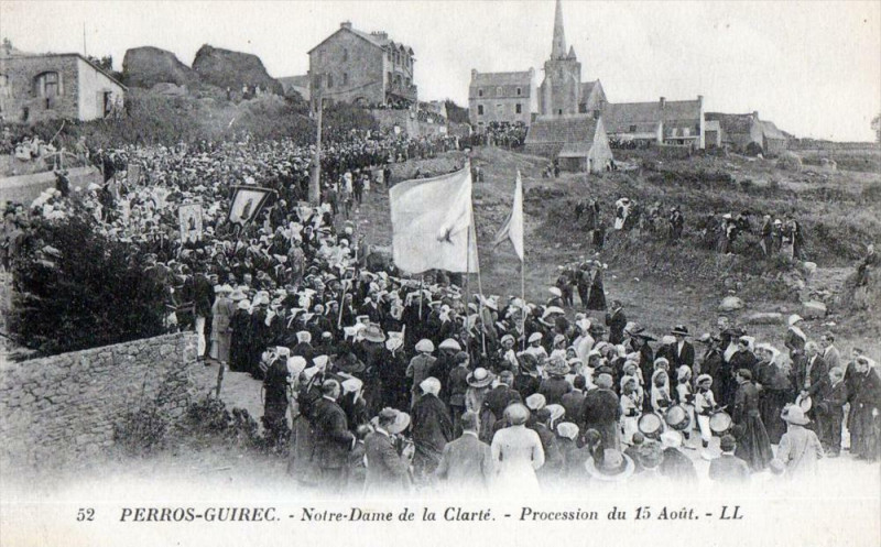 Carte postale ancienne Perros Guirec Notre Dame De La Clarte Procession Du 15 Aout à Perros-Guirec