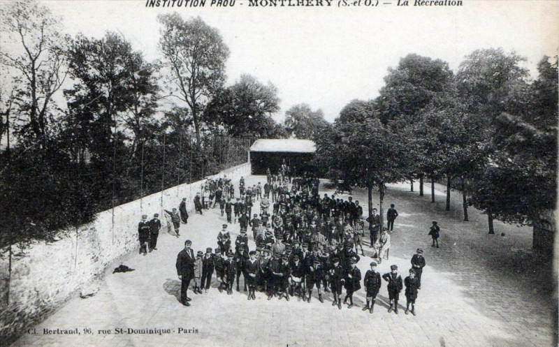 Carte postale ancienne Montlhery Institution Prou La Recreation (Belle Animation à Montlhéry