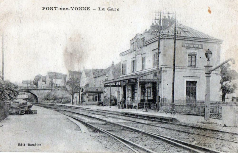 Carte postale ancienne Pont Sur Yonne La Gare à Pont-sur-Yonne