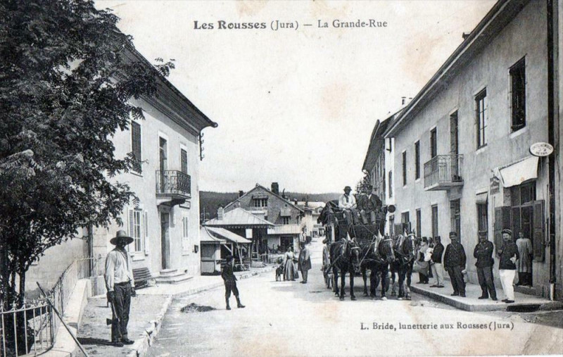 Carte postale ancienne Les Rousses La Grande Rue (La Diligence Dans La Rue Animee aux Rousses