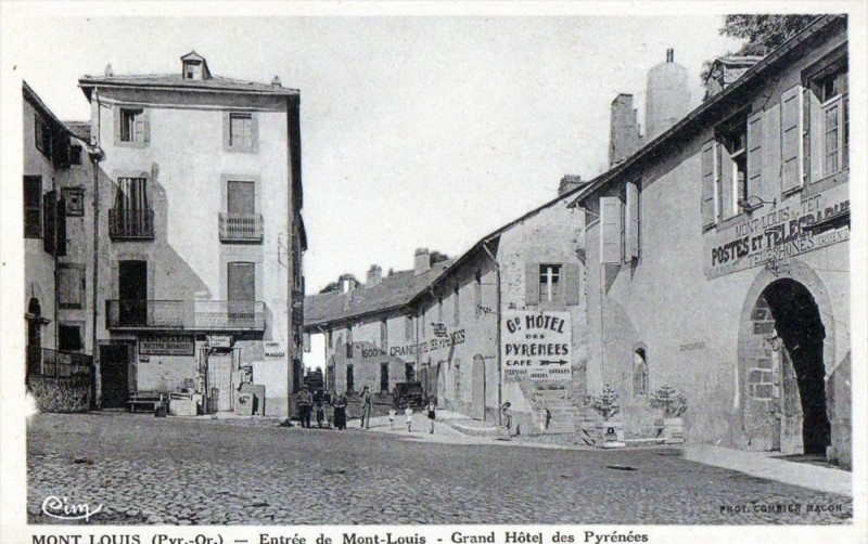 Carte postale ancienne Mont-Louis Entree De Mont Louis Grand Hotel Des Pyrenees à Mont-Louis