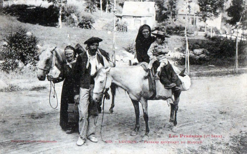Carte postale ancienne Luchon Paysans Revenant Du Marche (gros plan