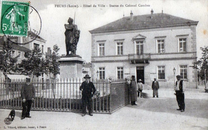 Carte postale ancienne Feurs Hotel De Ville Statue Du Colonel Combes (Belle Animation à Feurs