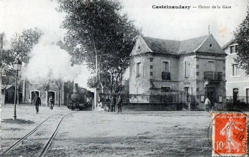 Carte postale ancienne Castelnaudary Octroi De La Gare (train superbe belle animation à Castelnaudary
