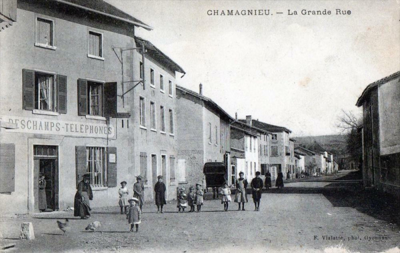 Carte postale ancienne Chamagnieu La Grande Rue (Belle Animation à Chamagnieu