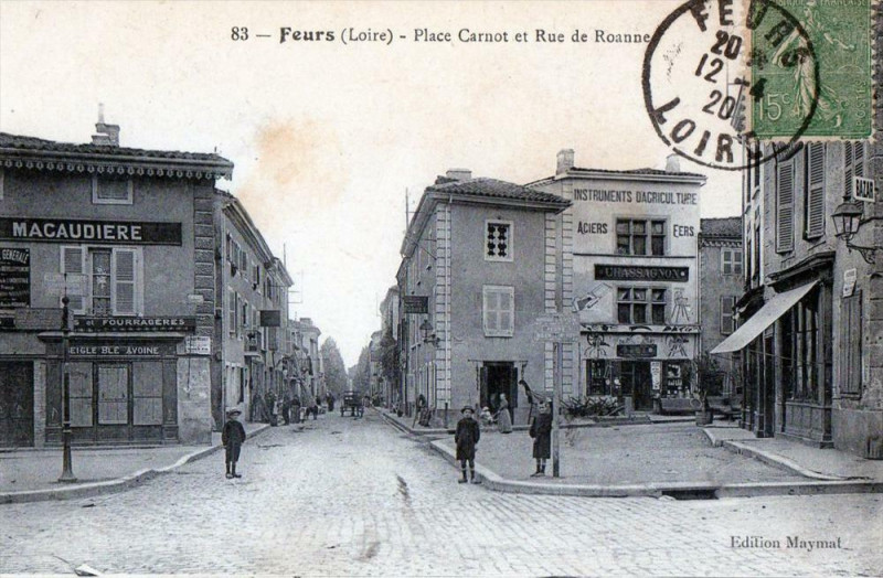 Carte postale ancienne Feurs Rue Carnot Et Rue De Roanne (cpa animée) à Feurs
