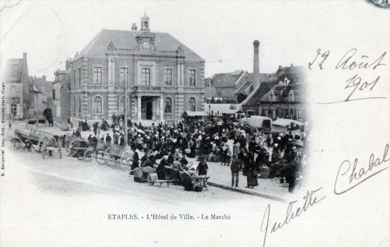 Carte postale ancienne Etaples L'Hotel De Ville Le Marche (dos non divisé)  Belle Animation à Étaples