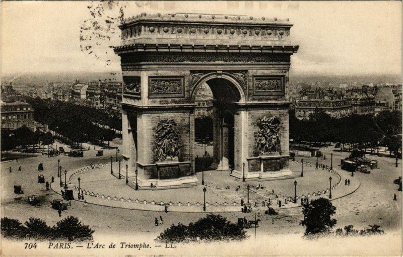 Carte postale ancienne Paris 8e - L'Arc de Triomphe à Paris 8e