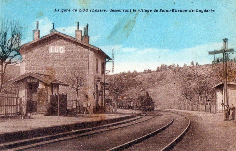 Carte postale ancienne La Gare De Luc Desservant Le Village De Saint-Etienne De Lugdares à Luc