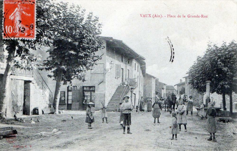 Carte postale ancienne Vaux Place De La Grande Rue (Superbe Avec Animation De Rue
