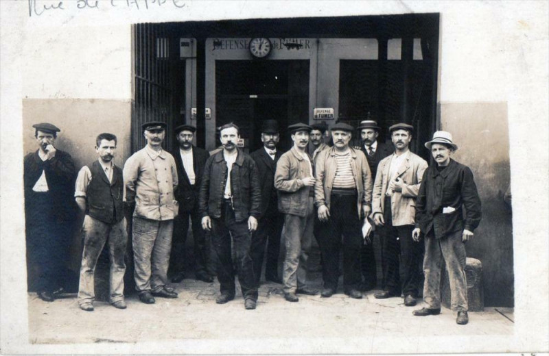 Carte postale ancienne Paris 11e Veritable Carte Photo Rue De Lappe Atelier De Rouennerie (Super à Paris 11e