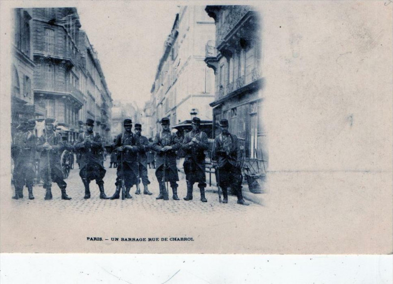Carte postale ancienne Paris Un Barrage Rue De Chabrol (dos non divisé) à Paris
