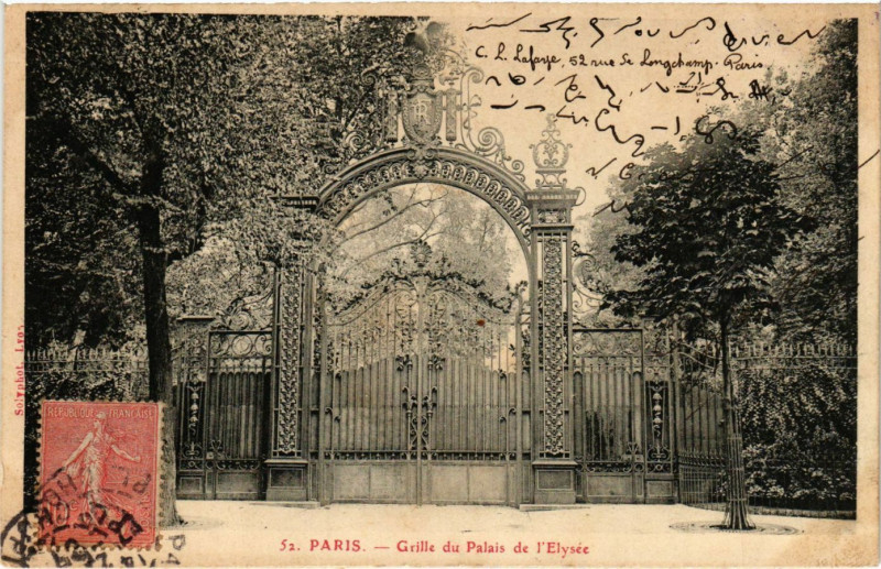 Carte postale ancienne Paris 8e - Grille du Palais de l'Elysée à Paris 8e