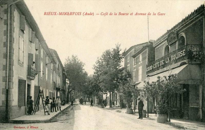 Carte postale ancienne Rieux Minervois Cafe De La Bourse Et Avenue De La Gare (cpa animée à Rieux-Minervois