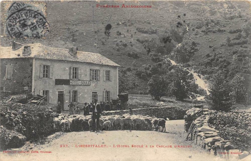 Carte postale ancienne L'Hospitalet L'Hotel Soule Et La Cascade D'Arques (berger troupeau