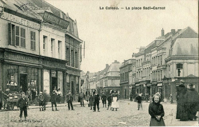 Carte postale ancienne Le Cateau La Place Sadi Carnot (belle animation