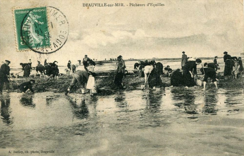 Carte postale ancienne Deauville Sur Mer Pecheurs D´EQUILLES à Deauville