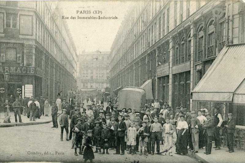 Carte postale ancienne Paris XIe Rue Des Immeubles Industriels (cpa animée à Paris 11e