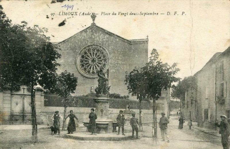 Carte postale ancienne Limoux Place Du Vingt Deux Septembre (pas courante animée à Limoux