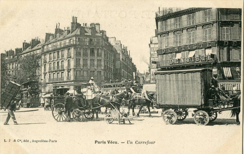 Carte postale ancienne Paris Vecu Un Carrefour  (dos non divisé) à Paris