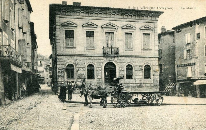 Carte postale ancienne Saint Affrique La Mairie (attelage à Saint-Affrique