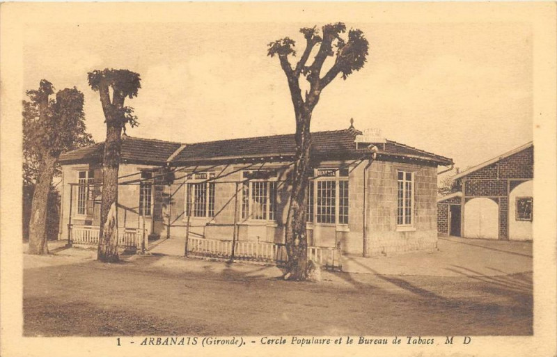 Carte postale ancienne Cercle Populaire et le Bureau de Tabacs à Arbanats