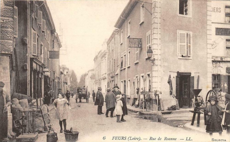 Carte postale ancienne Feurs Rue De Roanne (belle animation pas courante à Feurs