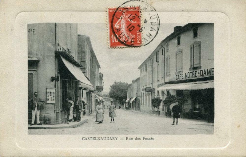 Carte postale ancienne Castelnaudary Rue Des Fosses (cpa animée à Castelnaudary
