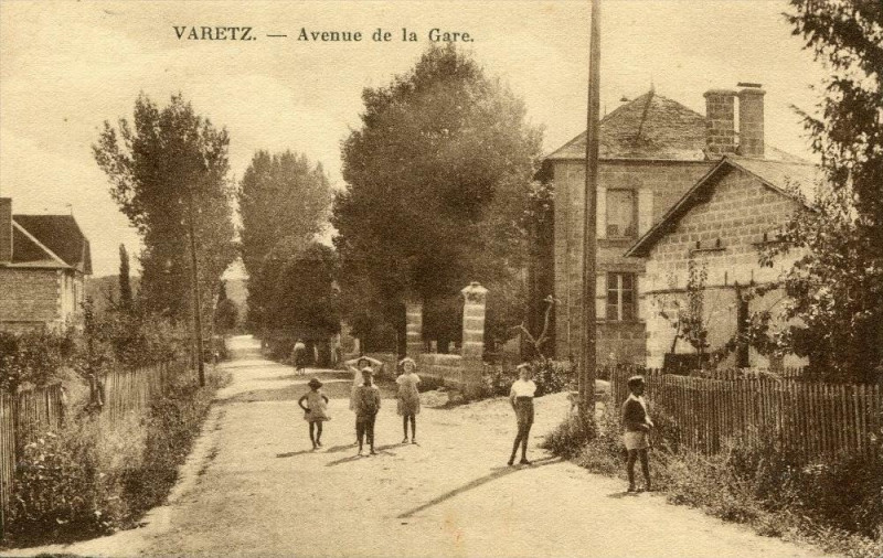 Carte postale ancienne Varetz Avenue De La Gare à Varetz