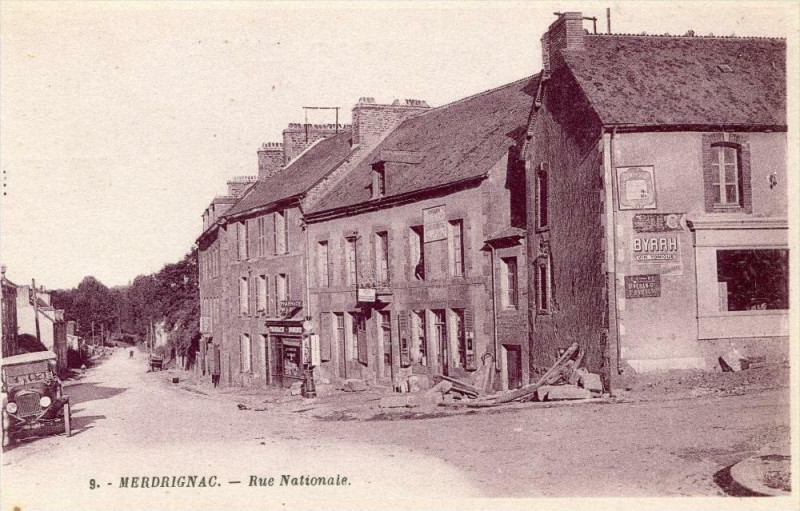 Carte postale ancienne Merdrignac Rue Nationale à Merdrignac