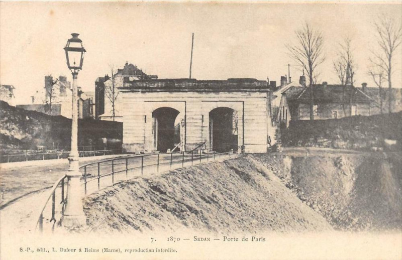 Carte postale ancienne Porte de Paris à Sedan