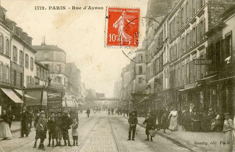 Carte postale ancienne Paris XXeme Rue D'Avron (superbe animation à Paris