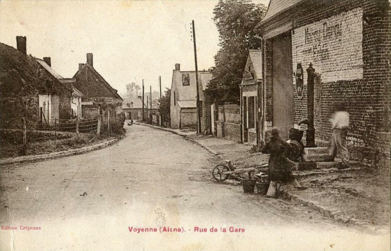 Carte postale ancienne Voyenne Rue De La Gare (cpa animée) à Voyenne